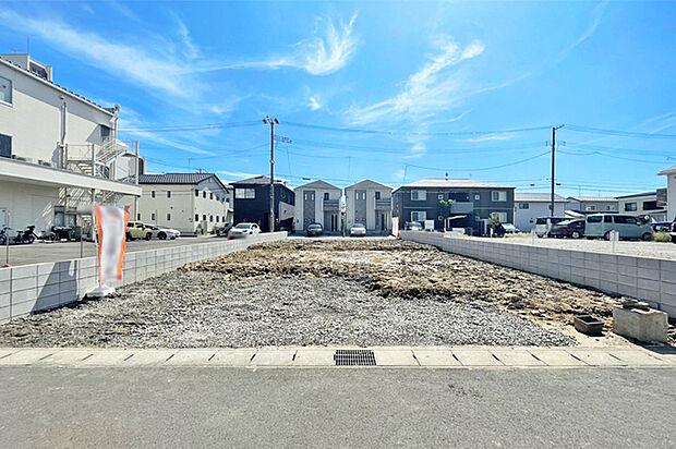 駐車並列2台OK!ご夫婦それぞれでお車を所持出来ます!現地(2026年9月)撮影