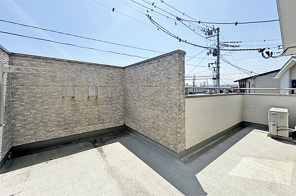 （バルコニー）       2部屋から行き来出来る便利なバルコニー！お洗濯の強い味方♪