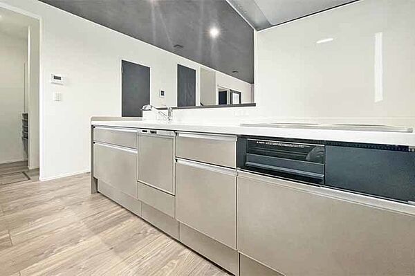 （キッチン）使い勝手の良い食器棚が備え付け♪清潔感あふれるキッチンです！