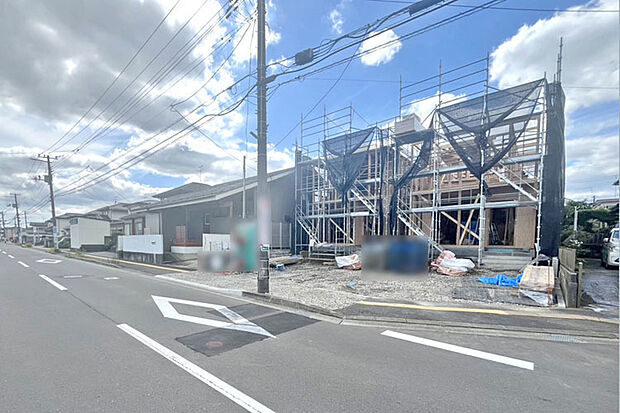 並列駐車2台OK!前面道路も広く駐車もラクラク♪現地(2026年9月)撮影