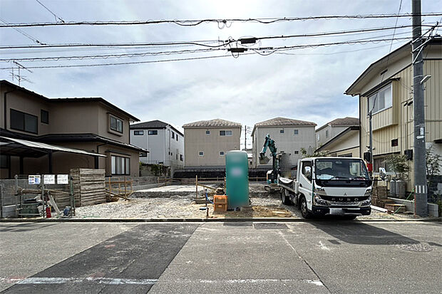 (現地写真)前面道路広く駐車ラクラク!
