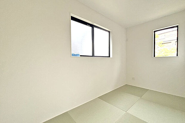 (和室)扉を開放してLDKの一画としても活用可能な和室!琉球畳がとってもオシャレ♪