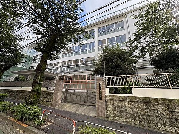 豊島区立西巣鴨中学校まで約240m　徒歩3分
