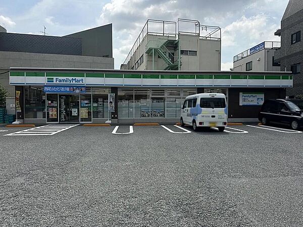 ファミリーマート小豆沢一丁目店まで約140m　徒歩2分