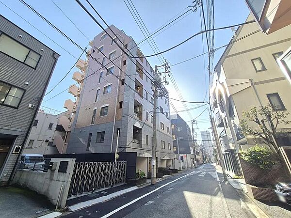 現地外観を含む前面道路写真
