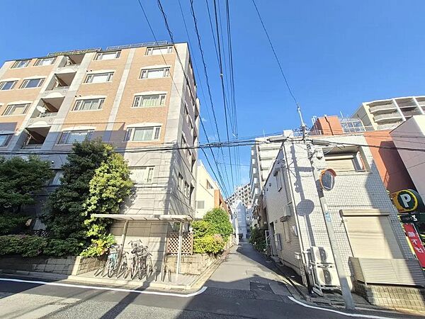 現地外観を含む前面道路写真