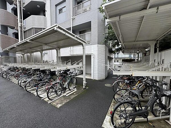 屋根付きの駐輪場となっております。