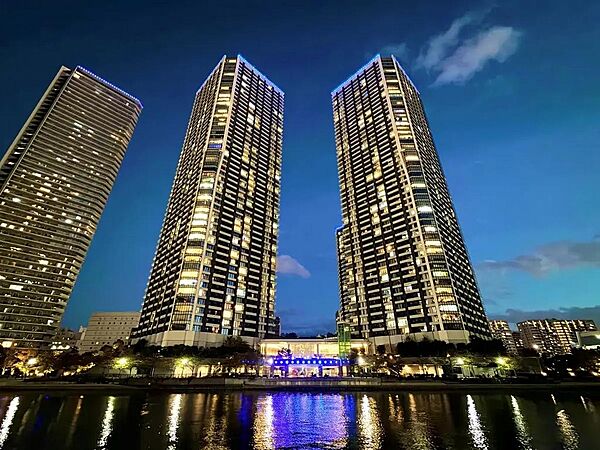 外観（右WEST、左EAST）新築時売主：住友不動産　地上52階建て免震タワーマンションです。