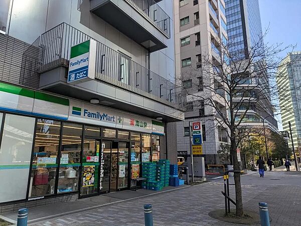 ファミリーマート南山堂竹芝駅前店 （約40m　徒歩1分）