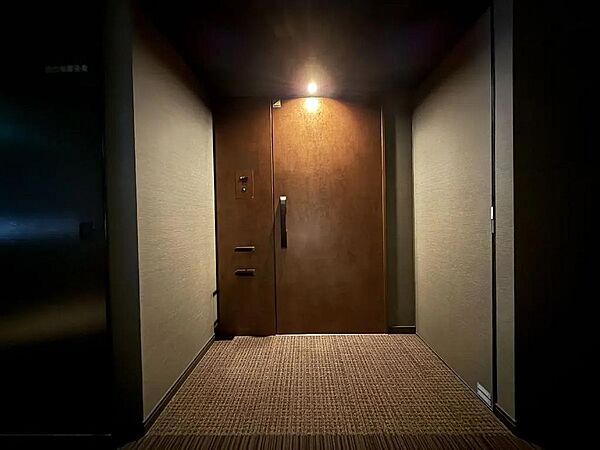 玄関ドアは「電気錠」「カメラ付きインターフォン」とセキュリティ性が高い。