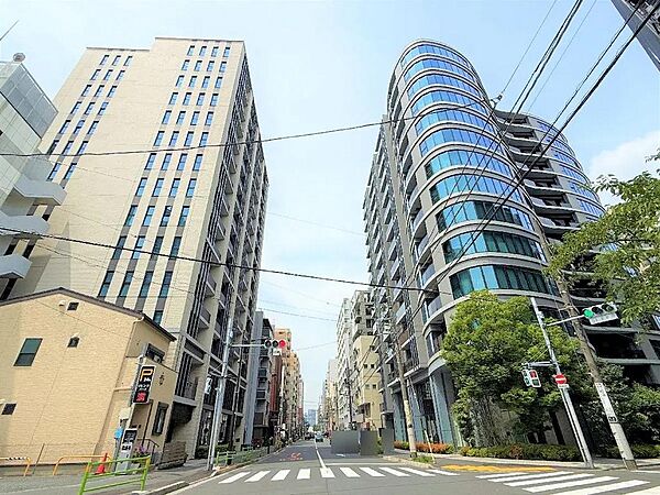 外観。左の建物がプレミスト東銀座築地エッジコート。