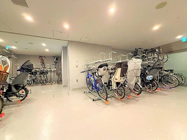 駐輪場は屋内であり、直接雨風に晒されることがありません。