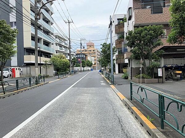 西側前面道路