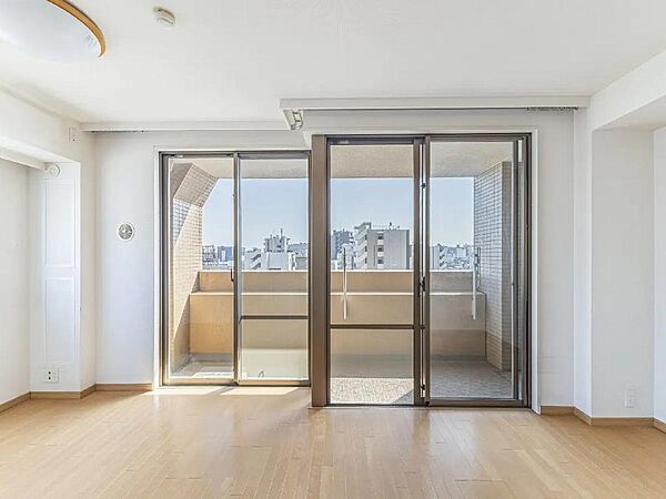 リビングダイニング・南向きにつき陽当り良好
