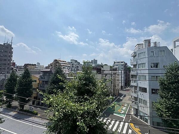 【住戸からの眺望】南西向きにつき、陽当り良好です。