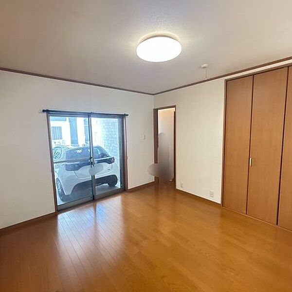 【1階洋室7帖】広々とした洋室になっております。浴室、トイレ、洗面台が揃っている一階になりますので、移動が楽々ですね。