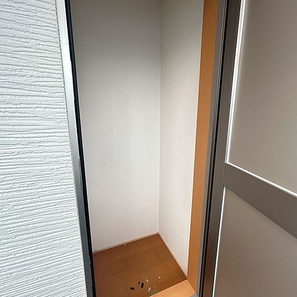 【収納】三階バルコニー部分の収納スペースです。ちょっとした物置スペースとしてご利用できそうですね。