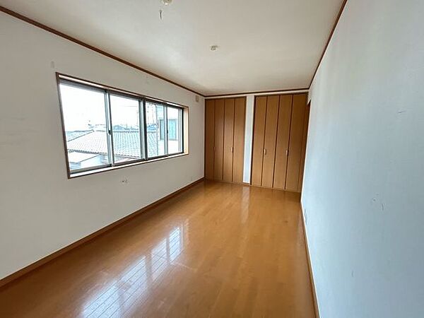 【三階洋室10帖】非常に広い洋室となっており、日当たりもバッチリです！収納もしっかり付いております。