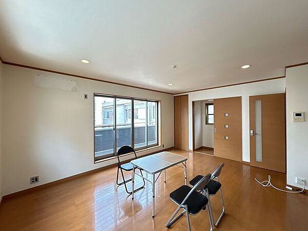 【リビング】対面キッチンで家具・家電の配置がしやすい間取りとなっております。洋室側からは採光がしっかりと確保できているのでご家族で団欒する場所としてはぴったりですね。