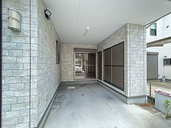 【駐車場】屋根もついてますので、雨の日は濡れずにお車に乗り降りできます。