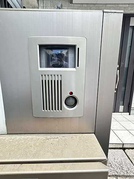 【インターホン】カメラ付きのインターホンになっております。夜でも光るので安心です。