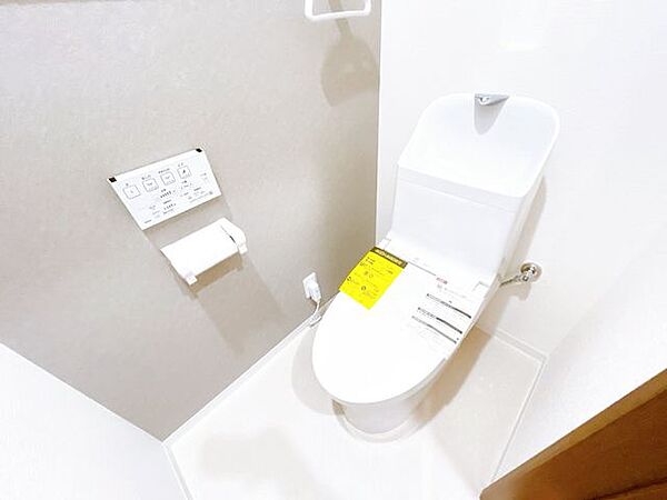 【リフォーム済】トイレは新品交換しました。キズや汚れが付きにくい加工が施してあるのでお手入れが簡単です。直接肌に触れるトイレは新品が嬉しいですよね。
