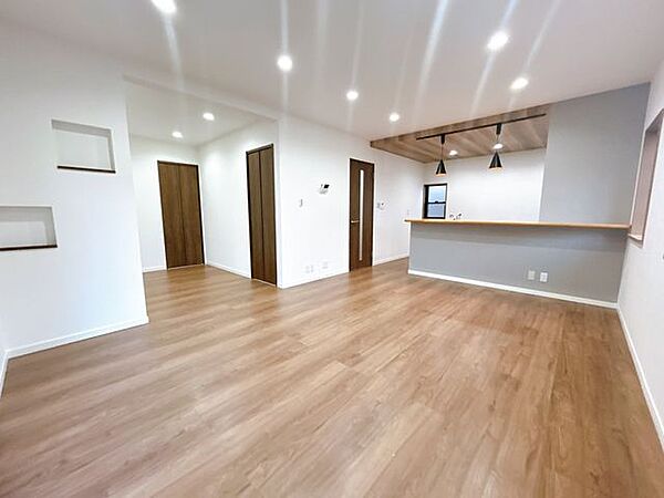 【リフォーム済】リビングはフローリング重張、クロス張替、照明・建具一部交換しました。ご家族の団欒にぴったりの空間です。