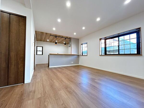 【リフォーム済】リビング別角度天井・壁のクロス張替え、フローリング重張、LED照明器具新品交換しました。