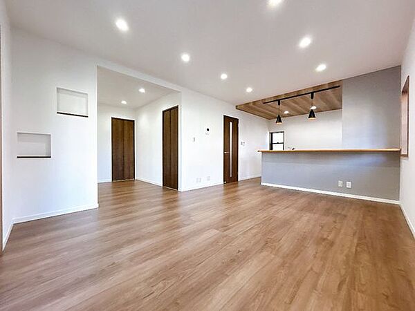 【リフォーム済】リビング別角度天井・壁のクロス張替え、フローリング重張、LED照明器具新品交換しました。