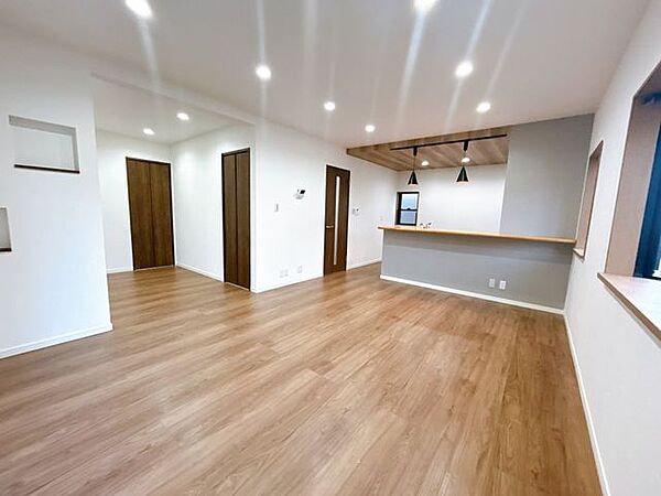 【リフォーム済】リビング別角度天井・壁のクロス張替え、フローリング重張、LED照明器具新品交換しました。