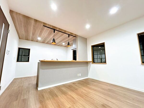 【リフォーム済】リビング別角度天井・壁のクロス張替え、フローリング重張、LED照明器具新品交換しました。