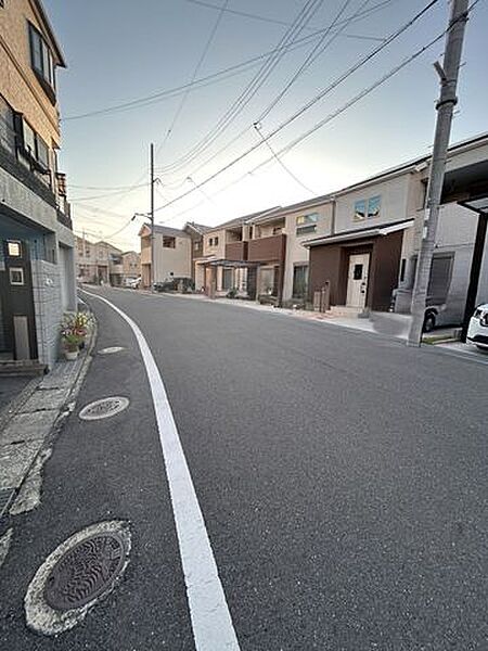 前道です。幅員も広く交通量も少なく楽々駐車できます