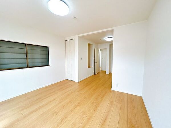 【リフォーム済み】3階約12帖の洋室です。家族の分だけお部屋の使い方も様々。趣味のお部屋として使ってもよし、ご夫婦の寝室として使ってもいいですね。