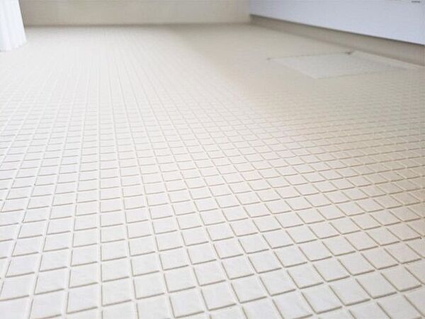 【同仕様写真】浴槽には滑り止め凹凸があり、床は濡れた状態でも滑りにくい加工がされている安心設計です。