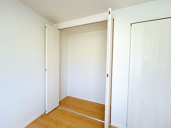 【リフォーム済み】3階6帖洋室の収納です。
