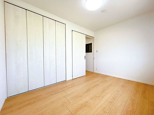 【リフォーム済み】3階6帖の洋室です。そろそろ自分の部屋が欲しい、そんなお子様の願いも叶えてあげられそうですね。