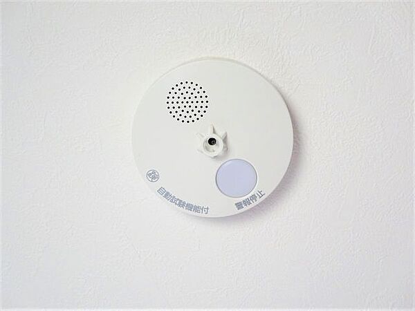 【同仕様写真】各居室に火災警報器を新設しました。キッチンには熱感知式、その他お部屋や階段には煙感知式のものを設置し、万が一の火災も大事に至らないように備えます。電池寿命は約10年です。