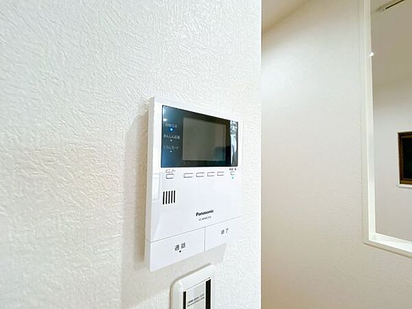 【リフォーム済み】新しく設置したドアホンはカラーモニター付き。リビングに設置のモニターで玄関にいらしたお客様を確認してからお客様を確認してから応対できます。留守中のお客様も記録できるので防犯面も安心。