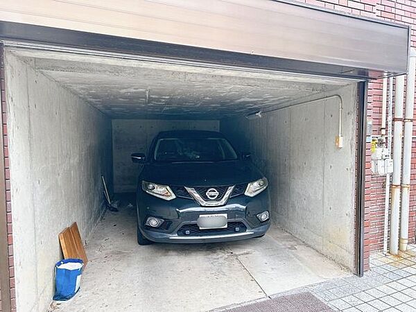【駐車場】実際に駐車してみた画像です。SUVで大きめのお車ですが、幅も奥行も余裕がありますね。