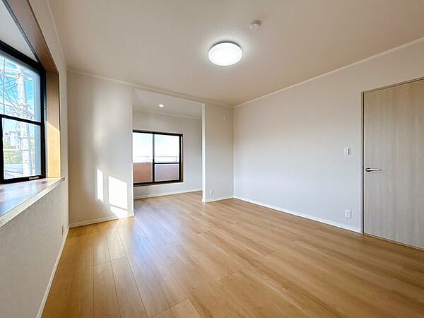 【リフォーム済】2階北東洋室約11帖　奥に書斎スペースやベランダがございます。