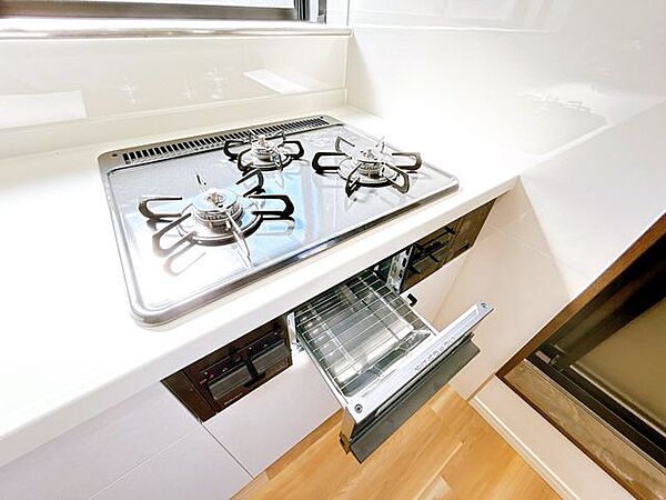 【リフォーム済】新品交換したキッチンにはグリルが付いています。お料理の幅が広がるので料理好きの方にオススメです。