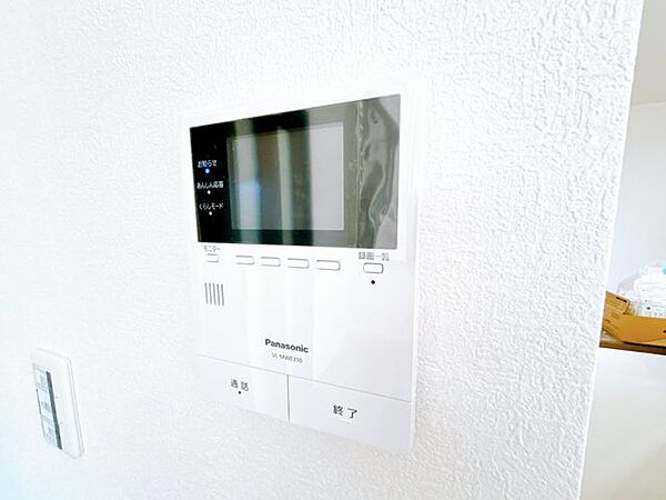 【リフォーム済】新しく設置したドアホンはカラーモニター付き。リビングに設置のモニターで玄関にいらしたお客様を確認してからお客様を確認してからお応対できます。