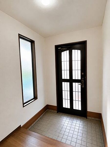 【リフォーム済】クロス貼替、照明器具交換を行いました。お家の顔となる玄関は明るく清潔感のある空間に仕上げます。