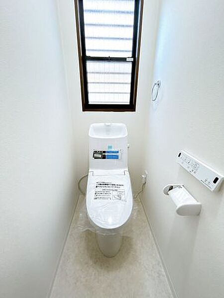 【リフォーム済】トイレは新品交換しました。キズや汚れが付きにくい加工が施してあるのでお手入れが簡単です。直接肌に触れるトイレは新品が嬉しいですよね。