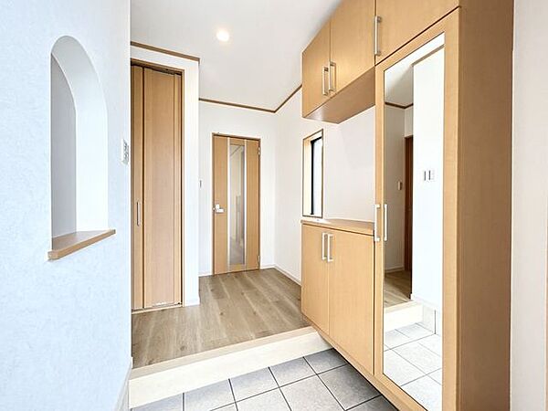 【玄関内】8月30日現在。玄関広々で靴の脱ぎ気も座ってできそうですね。玄関入ってすぐにプライベート空間がすぐ見られないのでいいですね。