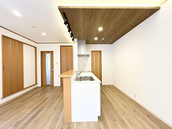 【ダイニング】8月30日現在。別アングルから撮影しております。主要採光面が北東向きとなっており、窓も対角線にございますので風も抜けて気持ち良く過ごせそうですね。