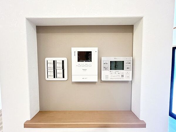 【リビングニッチ】スイッチニッチがございます。給湯リモコンやインターフォン全て纏まっているのであちこち行かずで動線もいいですね。