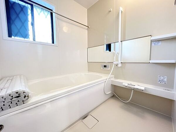 【浴室】1坪サイズの浴室になっておりますので足を延ばして浸かれるの嬉しいですね。シャンプーなどの置場も確保できているので散からずでいいですね。