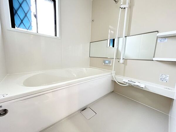 【浴室】1坪サイズの浴室になっておりますので足を延ばして浸かれるの嬉しいですね。シャンプーなどの置場も確保できているので散からずでいいですね。