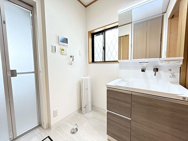 【洗面所リフォーム中】8月9日現在。洗面台新調させていただきます。設備されたのち工務店とカチタスの方で通水確認を行いますので安心してお使いいただけます。